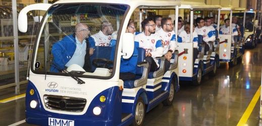 Fotbaloví reprezentanti zavítali do nošovického závodu Hyundai Motor Manufacturing Czech.