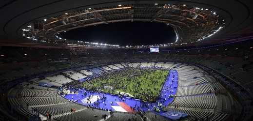 Fanoušci na stadionu Stade de France bezprostředně po teroristických útocích v ulicích Paříže.