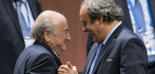 Odvolací komise Mezinárodní fotbalové federace FIFA zamítla odvolání dosluhujícího šéfa Seppa Blattera a předsedy UEFA Michela Platiniho proti suspendaci na 90 dnů. 