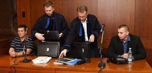 Česlav Hurina (vlevo) a Jan Číhal (vpravo) u soudu.