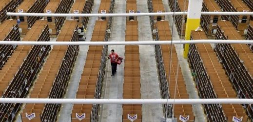 Zaměstnanec, takzvaný "sběrač", sestavuje poštovní objednávky v logistickém centru on-line prodejce Amazon v Braniborsku v Německu. Jedná se o poslední centrum Amazonu, kde je zaměstnáno asi 600 pracovníků z 53 zemí.