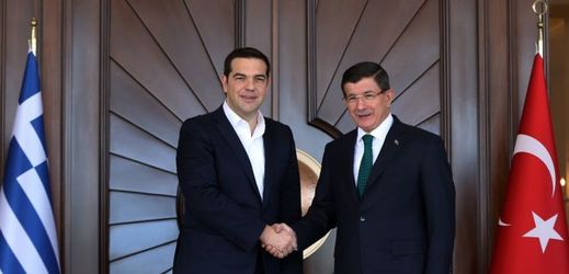 Řecký premiér Alexis Tsipras (vlevo) a turecký premiér Ahmet Davutoglu při jednání v Cankaya Palace v Ankaře, Turecko.