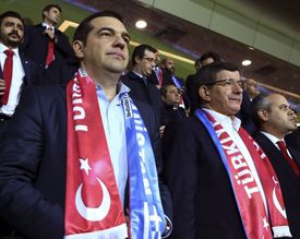 Řecký premiér Alexis Tsipras (vlevo), turecký premiér Ahmet Davutoglu a turecký sportovní ministr Çağatay Kilic sledují mezinárodní přátelský fotbalový zápas mezi Řeckem a Tureckem v Istanbulu v Turecku.