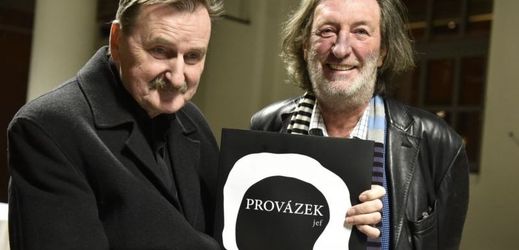 Vyšla nová publikace Provázek s fotografiemi Jefa Kratochvila (vlevo). Na snímku vpravo je herec Boleslav Polívka.