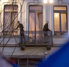 Bratr pařížských útočníků Salaha a Brahima Abdelslamových Mohammad Abdeslam (vlevo) s neidentifikovaným mužem na balkoně svého domu v bruselské čtvrti Molenbeek v Belgii.
