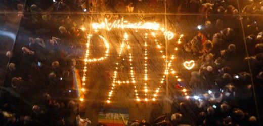 Slovo mír utvořené ze svíček září během demonstrace v Marseille. Minutou ticha byla uctěna památka obětí smrtelného teroristického útoku v Paříži.