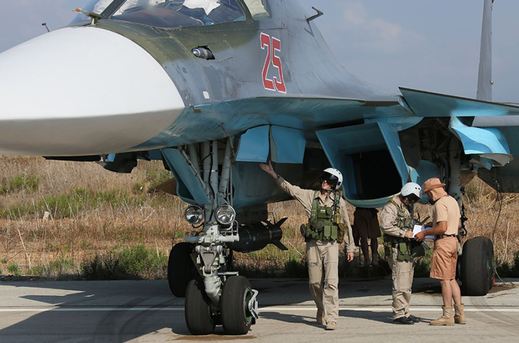 Příprava ruského letadla na základně Chmejmín v Sýrii k bombardování.