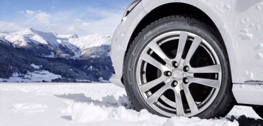 Někteří řidiči čekají s přezouváním pneumatik až na první sníh (ilustrační foto).