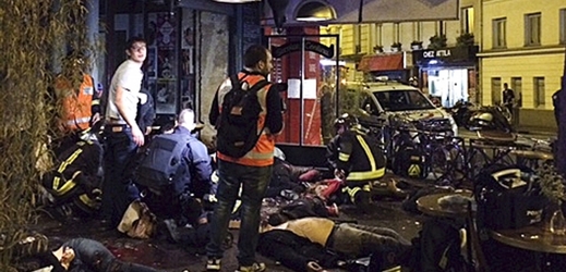 Oběti pařížského atentátu před restaurací La Belle Equipe.