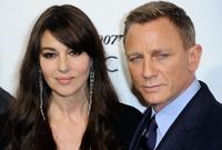 Líbací scény včetně těch mezi představitelem Jamese Bonda Danielem Craigem a Bond Girl Monicou Bellucciovou se budou zkracovat.