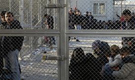 Běženci čekající na registraci uvnitř areálu uprchlického tábora Moria.