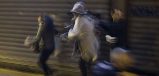 Lidé prchající z pařížského náměstí. Dva dny po útoku vypukla panika kvůli falešnému poplachu.