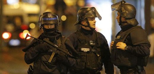 Policisté v ulicích Paříže.