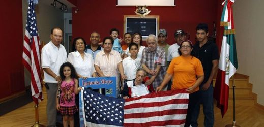 Mexičan Ignacia Moya získal ve svých 106 letech americké občanství a stal se tak nejstarším mexickým přistěhovalcem.
