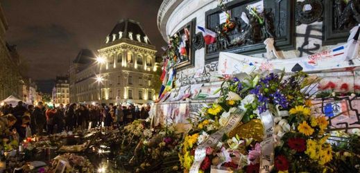Pietní místo za oběti teroristického útoku u Monumentu à la République v Paříži.