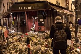 Květiny, svíčky a vzkazy před restaurací Le Carillon jako památník obětí teroristického útoku v Paříži.