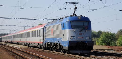 Elektrická lokomotiva Českých drah řady 380, kterou Škoda Transportation dodala se čtyřletým zpožděním.