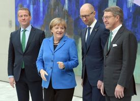 Předseda Německé obchodní komory a průmyslu Eric Schweitzer, německá kancléřka Angela Merkelová, ukrajinský premiér Arsenij Jaceňuk a předseda výboru East Committee na konferenci o německo-ukrajinské ekonomice v Berlíně, Německo.