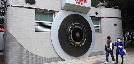 Na záchodky v podobě obřího fotoaparátu si lidé mohou odskočit ve městě Čchung-čching.