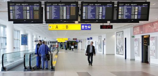 Obrazovky s informacemi o odletech na pražském letišti.