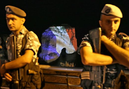 Libanonští policisté drží stráž před památníkem obětí pařížského útoku. Bejrút, Libanon.