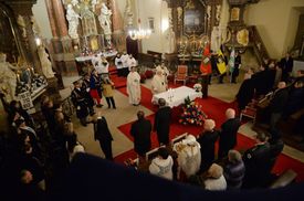 Bohoslužba v Lánech za představitele českého státu, oběti terorismu i rukojmí v Mali.