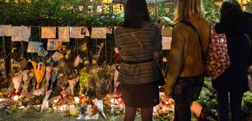 Na nespočetně místech ve Francii vyrostly provizorní památníky obětem pařížského teroristického útoku. Na snímku pařížská část Le Bataclan.