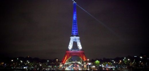 Trikolora zbarvila Eiffelovku.