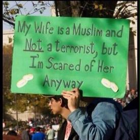 Plakát: "Moje žena je muslimka, není teroristka, ale stejně z ní mám strach."