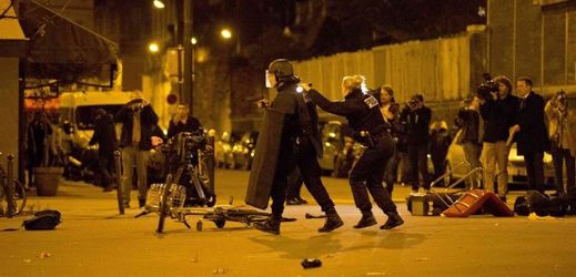 Snímek zachyceuje zásah policistů v ulicích Paříže proti teroristům. Sebevražední atentátníci udeřili na metropoli Francie 13. listopadu.