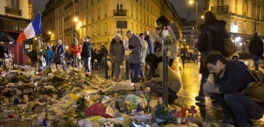 Paříž po pátečním teroristickém útoku drží smutek.