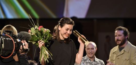 Barbora Kleinhamplová získala cenu Jindřicha Chalupeckého za rok 2015.