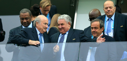 Sepp Blatter a Michel Platini (na krajích).