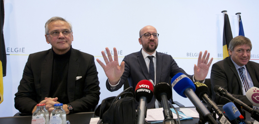 Tisková konference v Bruselu. Belgický premiér Charles Michel uprostřed.