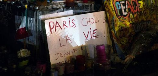 Transparent odkazující na tragickou událost v Paříži s nápisem "Paříž si vybírá život".