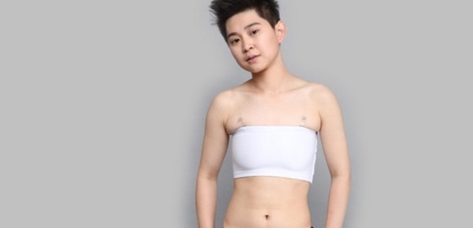 Transgender žena - na sobě má stahovací pás, kterým zakryje prsa.