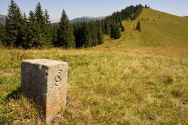 Dochovaný hraniční kámen mezi předválečným Československem a Polskem u městečka Jasinja na bývalé Podkarpatské Rusi. Dnes Jasinja náleží Ukrajině, ze správního hlediska leží v Zakarpatské oblasti.