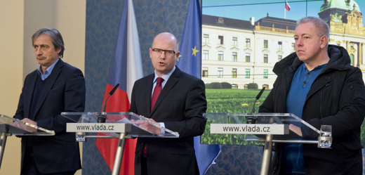Zleva ministr obrany Martin Stropnický, premiér Bohuslav Sobotka a ministr vnitra Milan Chovanec.