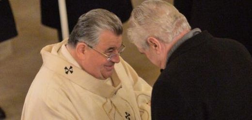 Kardinál Dominik Duka hovoří s prezidentem Milošem Zemanem v lánském kostele, kde sloužil mši.