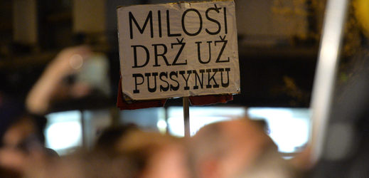 "Chybí nám Havel" a "Zeman na Hrad nepatří", provolávali lidé během cesty na Václavské náměstí.