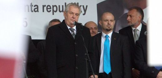 Prezident Miloš Zeman na pódiu. Za ním vpravo Martin Konvička.
