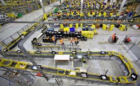 Zaměstnanci německé pobočky Amazon připravují balíčky k doručení.
