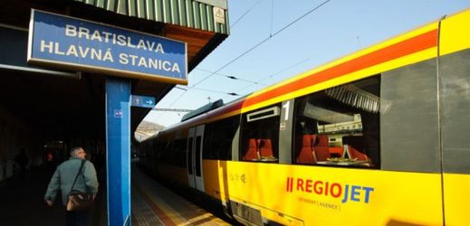 Souprava Regiojet na vlakovém nádraží v Bratislavě.