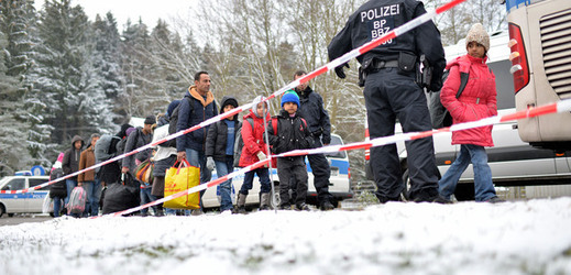 Německý policista organizuje skupinu uprchlíků na rakousko-německé hranici.