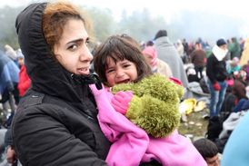 Žena s dítětem v uprchlickém táboře ve Slovinsku.