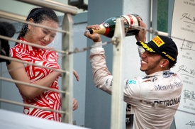 Lewis Hamilton a jeho oslava s čínskou hosteskou.