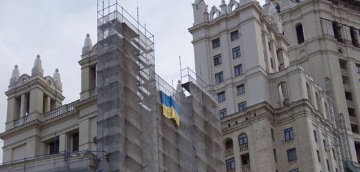 Na druhé výročí protestů na kyjevském náměstí Nezávislosti zavlála na jednom z moskevských mrakodrapů ukrajinská vlajka. 