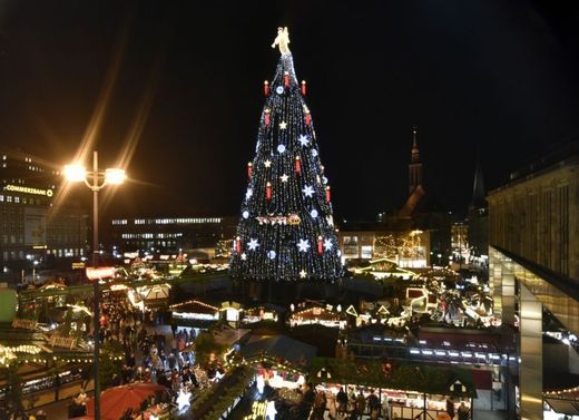 Tradiční vánoční trhy v německém Dortmundu. Jeden z největších vánočních stromů v Německu je osvícen 48 tisíci světýlky.