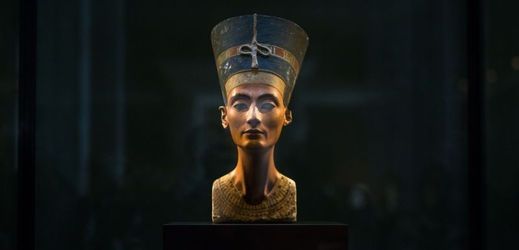 Nefertiti žila ve 14. století před naším letopočtem, byla hlavní manželkou Achnatona.
