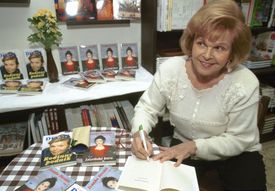 Herečka Ivanka Devátá podepisuje své knihy během autogramiády v knihkupectví Dona v Českých Budějovicích v roce 1998.